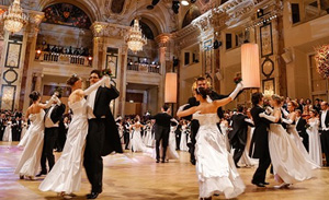Любители, профессиональные танцоры и простые зрители съезжаются в столицу Австрии, чтобы насладиться виртуозным исполнением бальных танцев